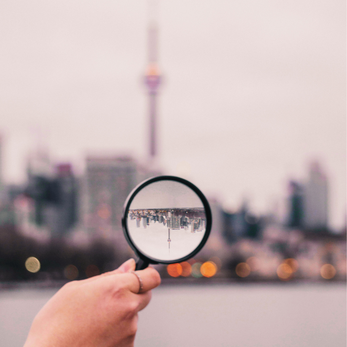 A magnifying glass symbolizing search engine optimization taught in Shine in SEO course Dubai